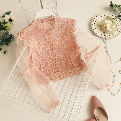 Μοντέρνο γυναικείο πουκάμισο με λαιμόκοψη και δαντέλα σε διάφορα χρώματα