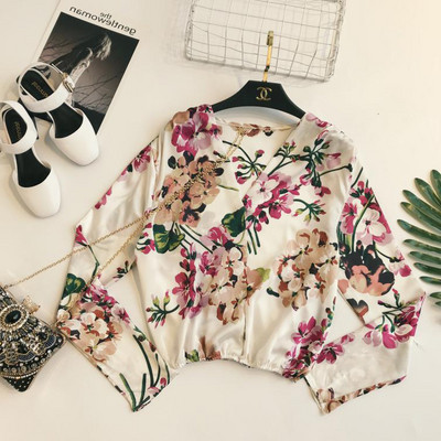 Stílusos női ing három színben virágos motívumokkal és V-nyakkal