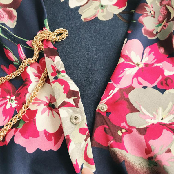 Stílusos női ing három színben virágos motívumokkal és V-nyakkal