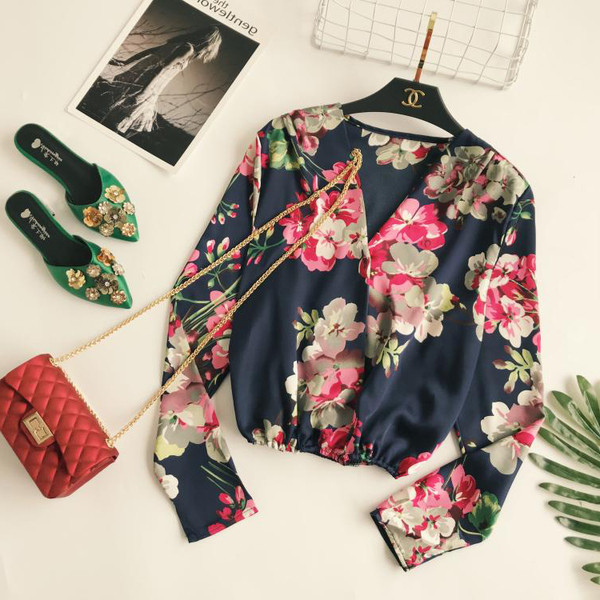Stílusos női ing három színben virágos motívumokkal és V-nyakkal