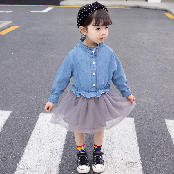 Rochie modernă pentru copii croiată cu tul și mâneci lungi