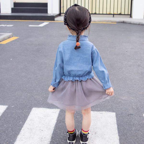 Rochie modernă pentru copii croiată cu tul și mâneci lungi