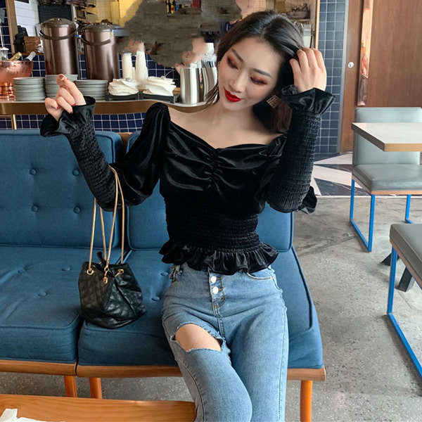 Γυναικεία ελαστική μπλούζα σε μαύρο χρώμα