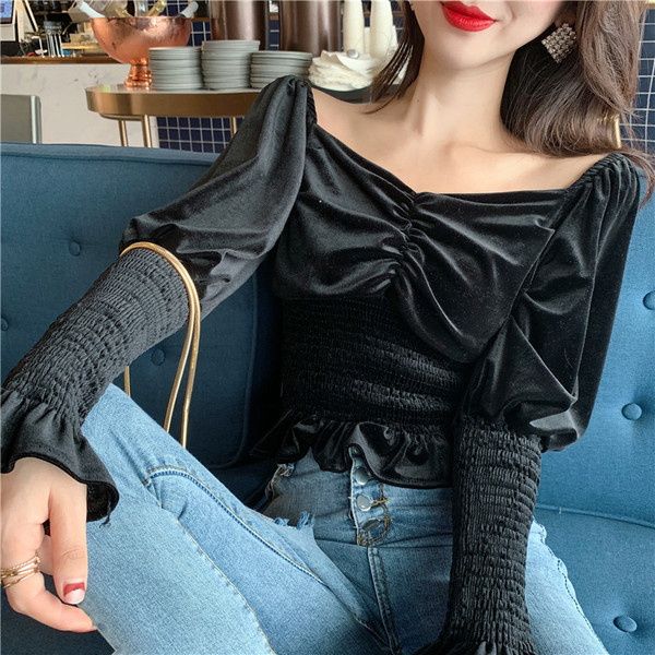 Γυναικεία ελαστική μπλούζα σε μαύρο χρώμα