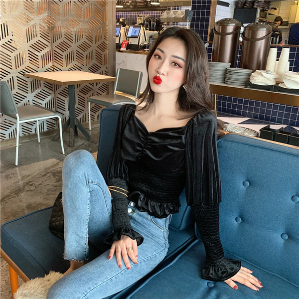 Γυναικεία ελαστική μπλούζα σε μαύρο χρώμα