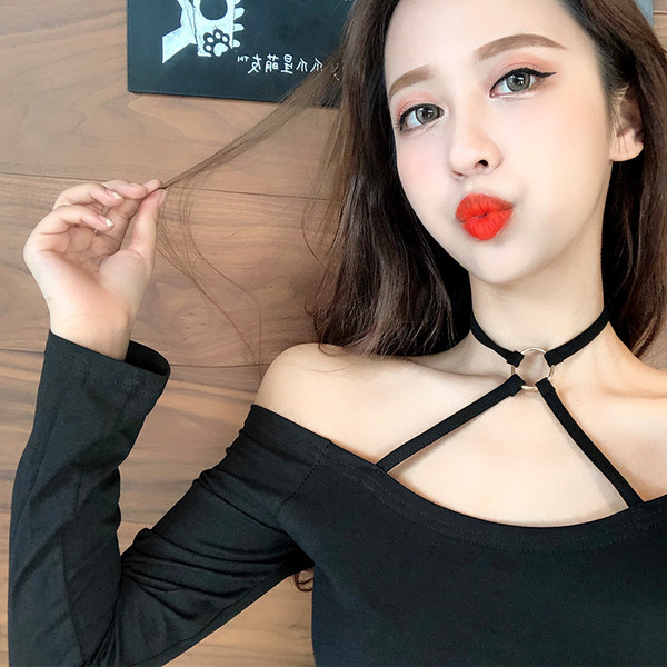 Lezser női blúz leejtett ujjakkal, összefonódó nyakkendőkkel