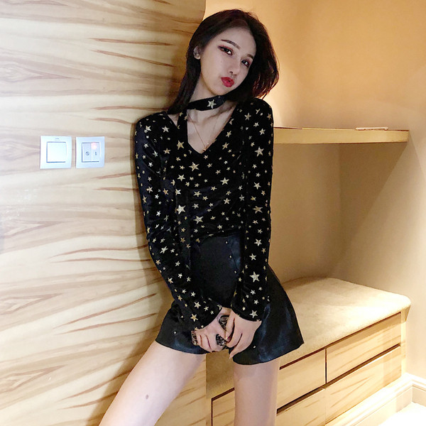 Stílusos női blúz fekete színben, arany csillagokkal