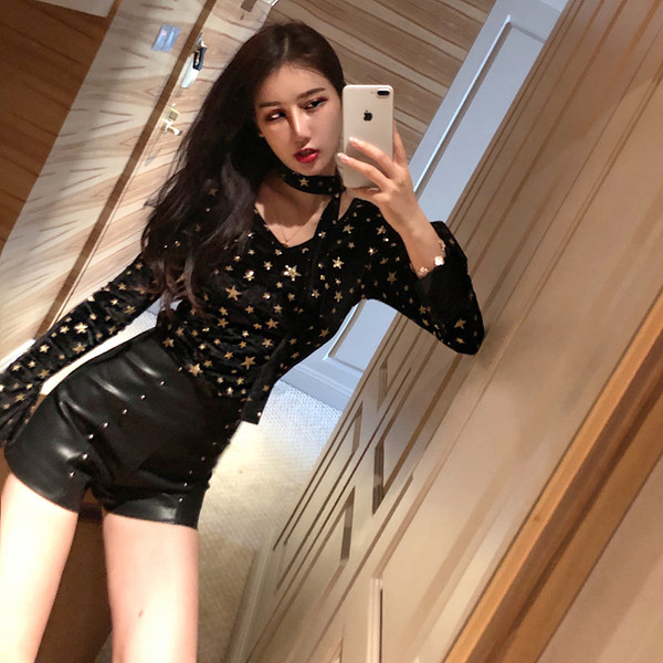 Stílusos női blúz fekete színben, arany csillagokkal