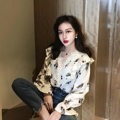 Modern női ing fehér és fekete színben, V-nyakkal és virágmotívumokkal