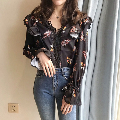 Modern női ing fehér és fekete színben, V-nyakkal és virágmotívumokkal