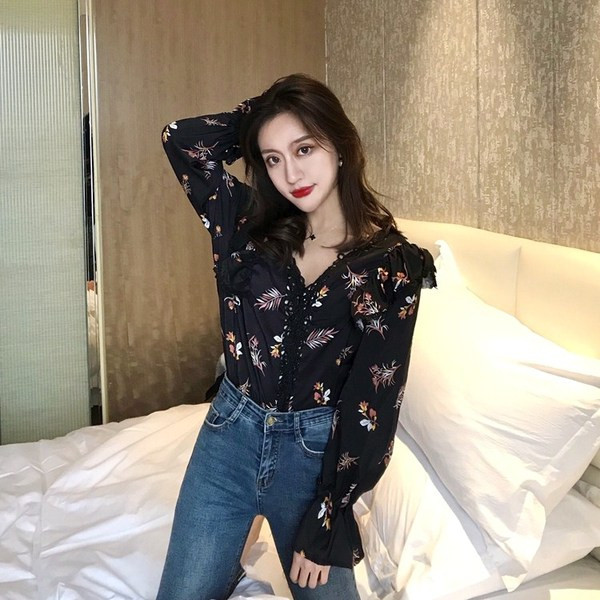 Modern női ing fehér és fekete színben, V-nyakkal és virágmotívumokkal