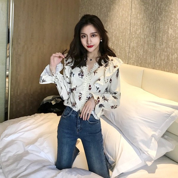 Modern női ing fehér és fekete színben, V-nyakkal és virágmotívumokkal