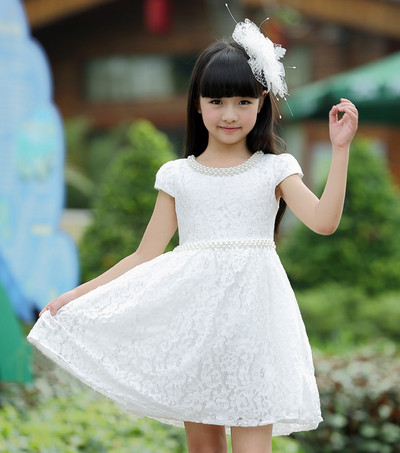 Модерна детска рокля разкроен модел с дантела в бял цвят