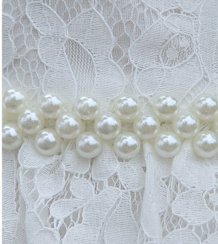 Modern gyerekruha modell, fehér csipkével