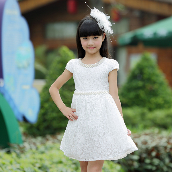 Modern gyerekruha modell, fehér csipkével