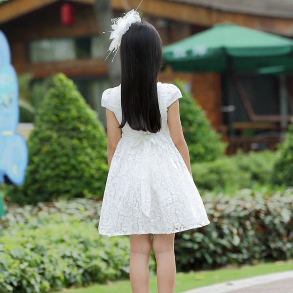 Modern gyerekruha modell, fehér csipkével