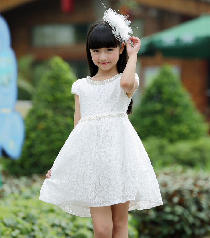 Modern gyerekruha modell, fehér csipkével