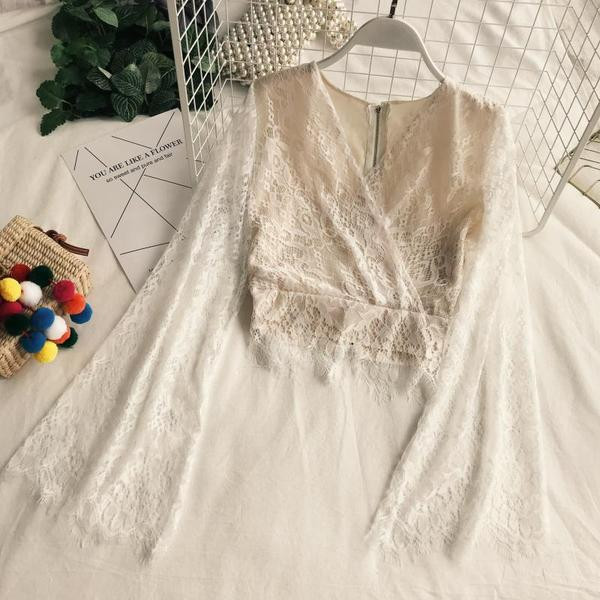 Modern női blúz V-nyakkal és Lotus ujjal