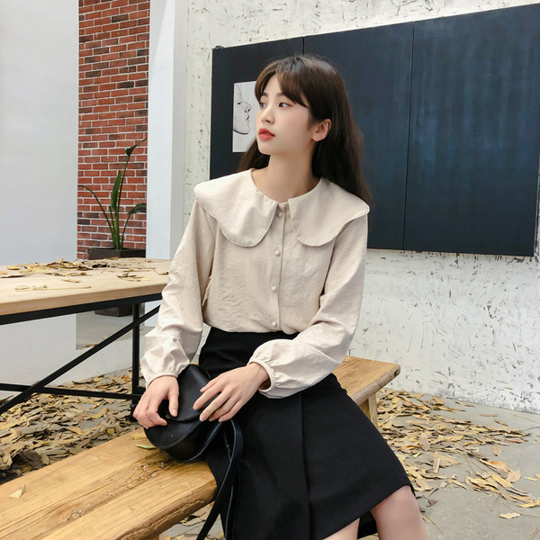 Modern női ing bézs és fehér színben, hosszú ujjal