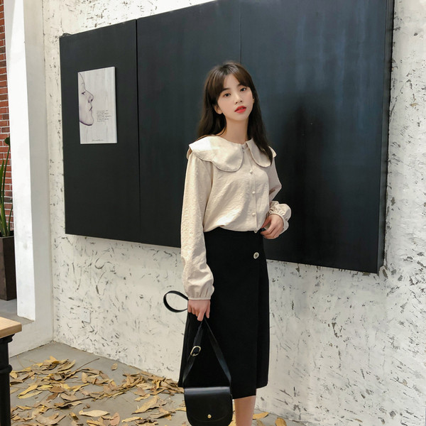 Modern női ing bézs és fehér színben, hosszú ujjal