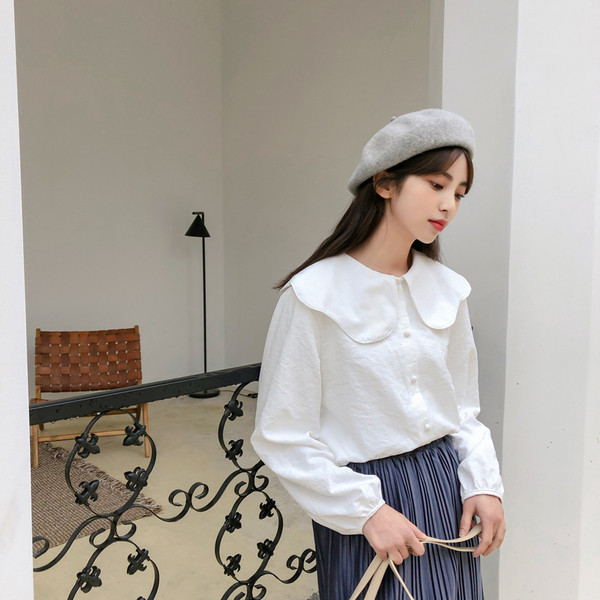 Modern női ing bézs és fehér színben, hosszú ujjal