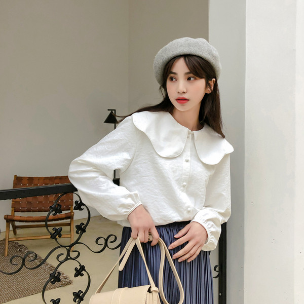 Modern női ing bézs és fehér színben, hosszú ujjal