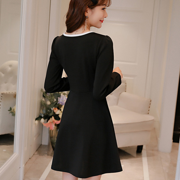 Stílusos női ruha szabású modell hosszú ujjú fekete színben