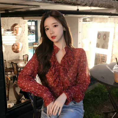 Modern női ing V-nyakkal, virágos motívumokkal