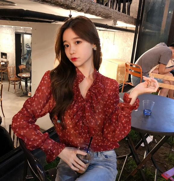 Modern női ing V-nyakkal, virágos motívumokkal