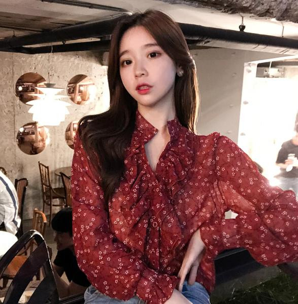 Modern női ing V-nyakkal, virágos motívumokkal