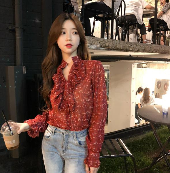 Modern női ing V-nyakkal, virágos motívumokkal