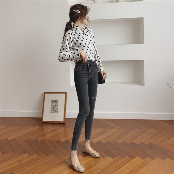 Stílusos női farmer magas derékkal, oldalsó rögzítéssel