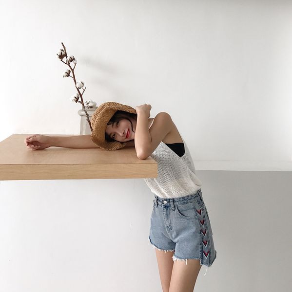 Alkalmi női rövidnadrág magas derékkal és hímzéssel