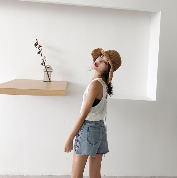 Alkalmi női rövidnadrág magas derékkal és hímzéssel