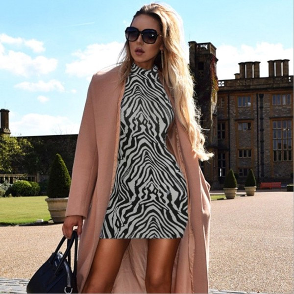 Modern női ruha rövid modell hosszú ujjal