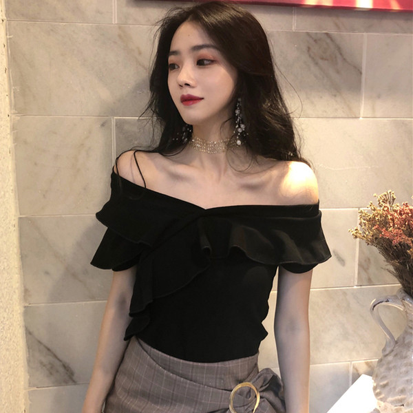 Női alkalmi póló fodrokkal, fekete-fehér színben