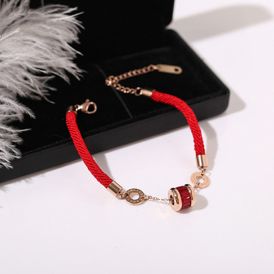 Női karkötő gyöngyökkel