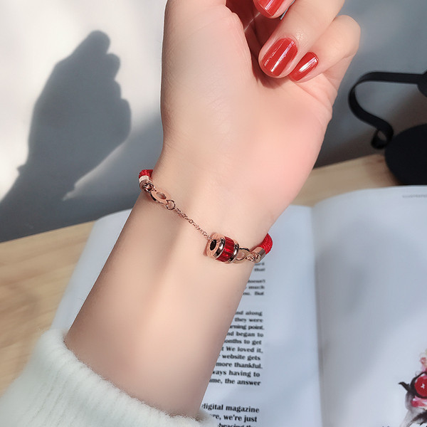 Női karkötő gyöngyökkel