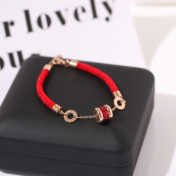 Női karkötő gyöngyökkel