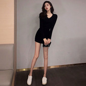 Sima női rövid ruha fekete színben