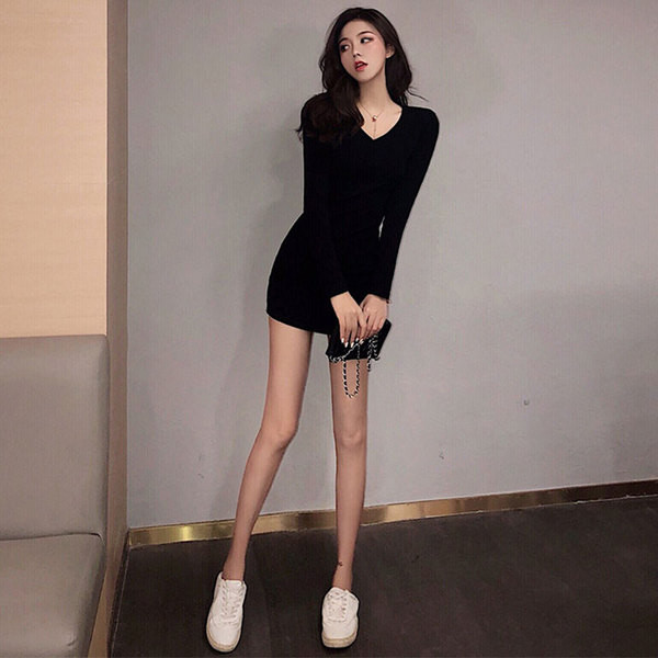 Sima női rövid ruha fekete színben