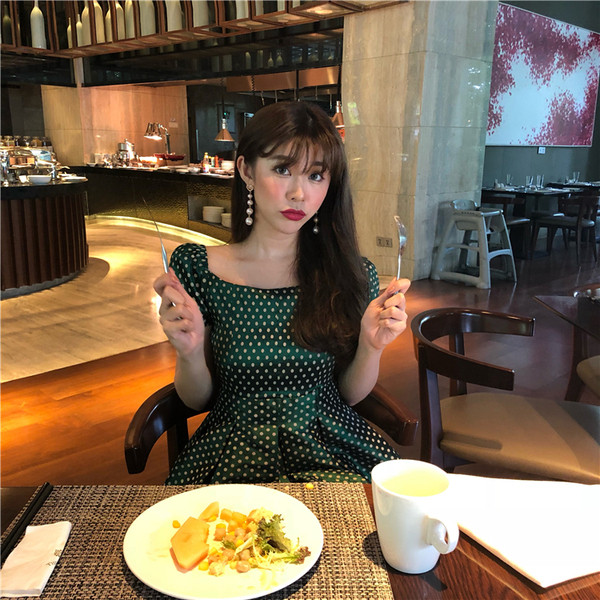 Lezser női pöttyös ruha zöld színben