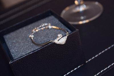 Modern női karkötő kövekkel, két színben