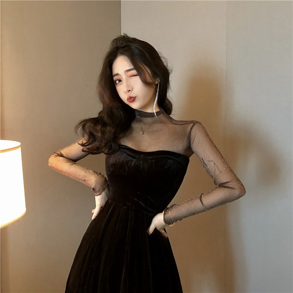 Elegáns női ruha átlátszó ujjakkal