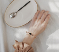 Απαλό γυναικείο βραχιόλι  σε χρυσό χρώμα με μαύρη πέτρα