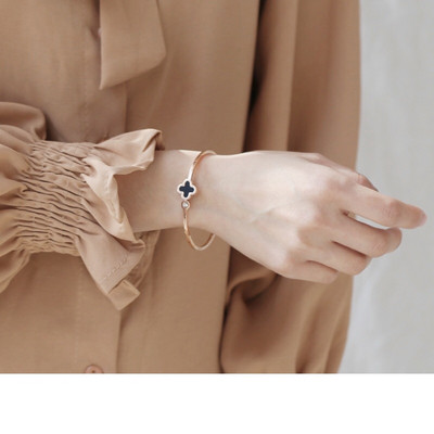 Απαλό γυναικείο βραχιόλι  σε χρυσό χρώμα με μαύρη πέτρα