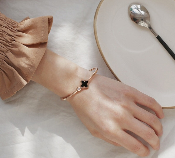 Απαλό γυναικείο βραχιόλι  σε χρυσό χρώμα με μαύρη πέτρα
