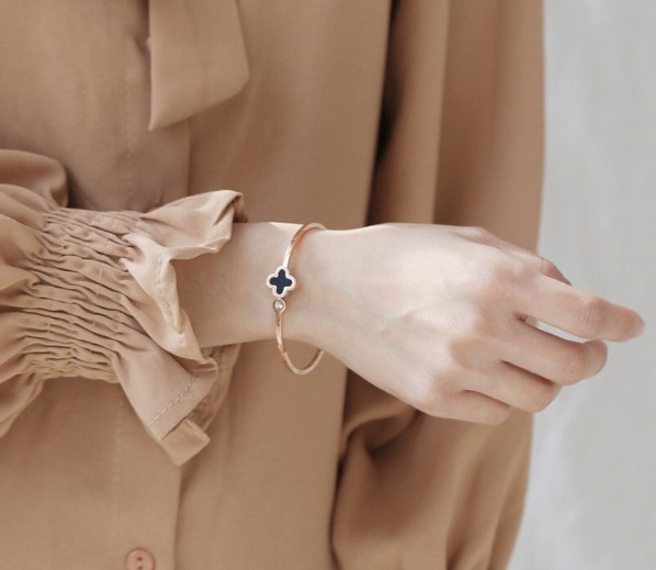 Απαλό γυναικείο βραχιόλι  σε χρυσό χρώμα με μαύρη πέτρα