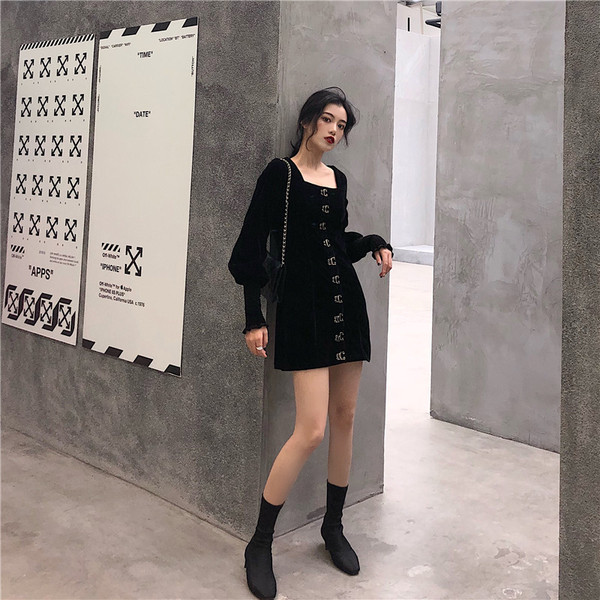 Μοντέρνο γυναικείο φόρεμα με φαρδιά μανίκια σε μαύρο χρώμα