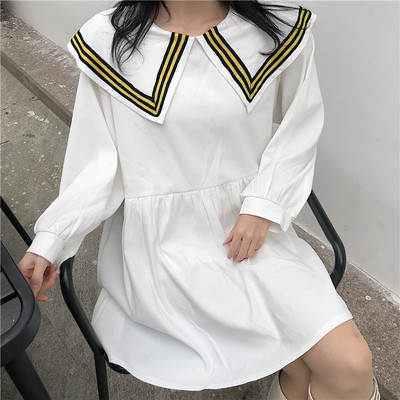 Κομψό γυναικείο φόρεμα σε λευκό χρώμα ευρύ μοτίβο